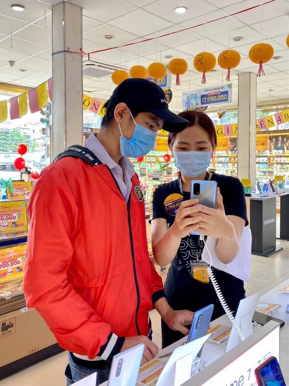 Realme 7 series đạt mốc 3.600 đơn đặt hàng chỉ trong 4 ngày - Ảnh 4. Realme 7 series đạt mốc 3.600 đơn đặt hàng chỉ trong 4 ngày - Ảnh 4.
