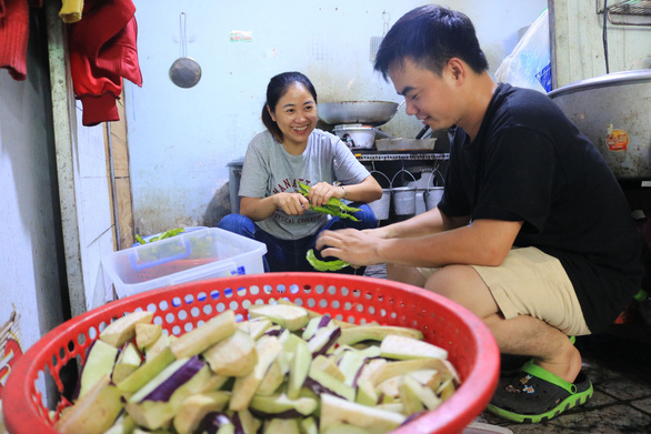 Nhóm bạn trẻ tận dụng thời gian rảnh đi làm từ thiện - Ảnh 3.