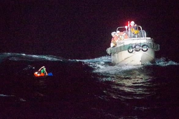 The ship carrying 43 people and nearly 6,000 head of cattle capsized and sank in the East China Sea - Photo 1.