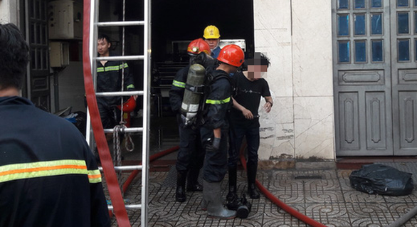 Fire at the fabric printing company in Tan Binh, staff swing by rope, 2 people are trapped - Photo 3.