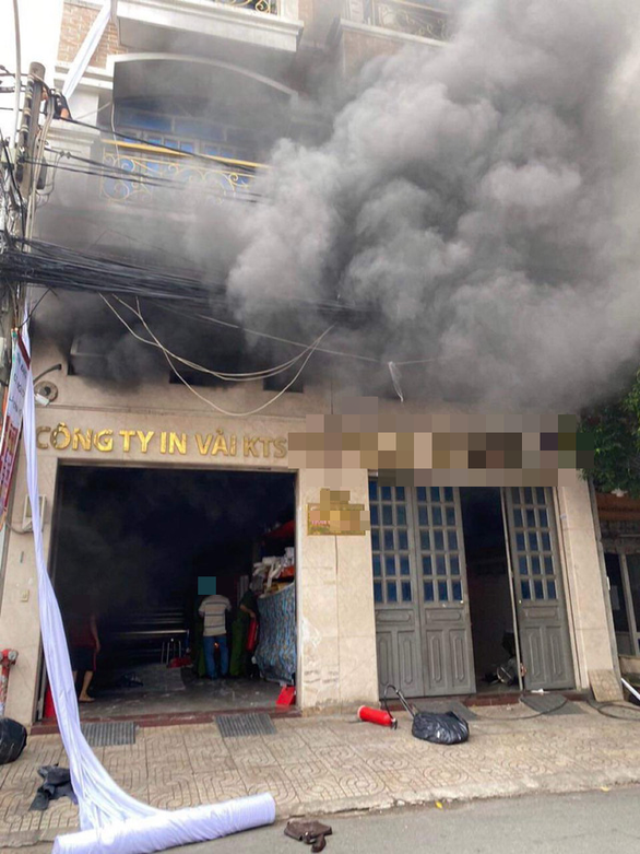 Fire at the fabric printing company in Tan Binh, staff swing by rope, 2 people are trapped - Photo 1.