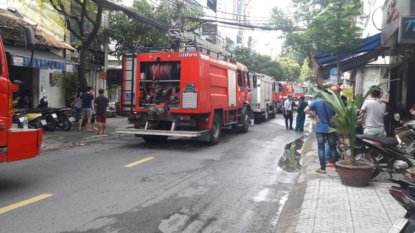 Fire at the fabric printing company in Tan Binh, staff swing by rope, 2 people are trapped - Photo 4.