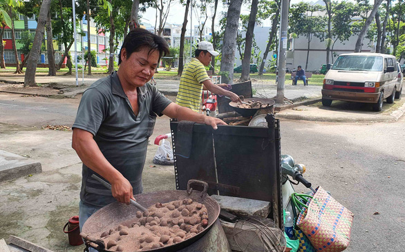 Hàng rong trĩu bước mưu sinh: Ế ẩm, nhưng mừng vì vẫn được bán - Ảnh 1.