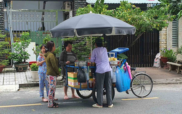 Hàng rong trĩu bước mưu sinh: Ế ẩm, nhưng mừng vì vẫn được bán - Ảnh 3.