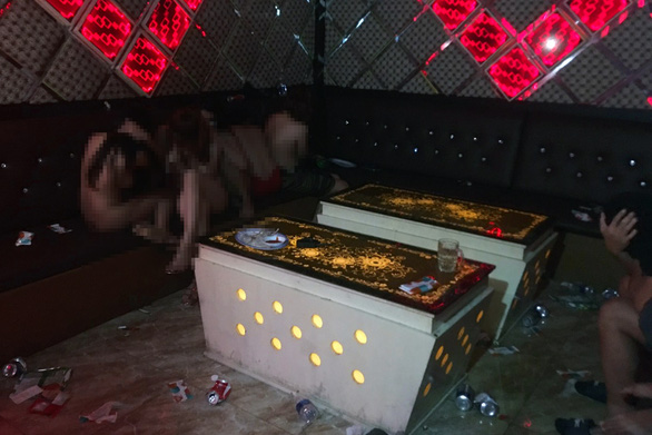 The karaoke bar turns off the lights, closes the doors, allows the staff to undress with the guests - Photo 1.