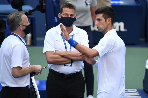 Những hình ảnh của vụ tai nạn: Djokovic đánh bóng trúng người nữ trọng tài - Ảnh 4. Những hình ảnh của vụ tai nạn: Djokovic đánh bóng trúng người nữ trọng tài - Ảnh 4.