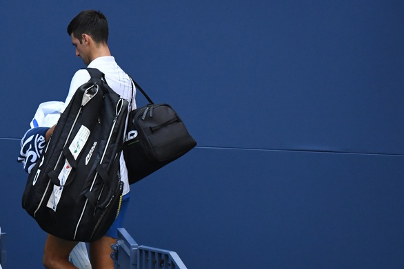 Những hình ảnh của vụ tai nạn: Djokovic đánh bóng trúng người nữ trọng tài - Ảnh 8. Những hình ảnh của vụ tai nạn: Djokovic đánh bóng trúng người nữ trọng tài - Ảnh 8.