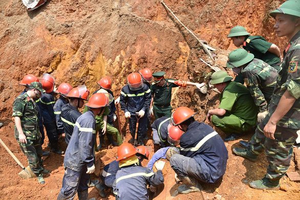 Khởi tố vụ sạt lở đất ở trường hướng nghiệp Phú Thọ làm 4 người chết - Ảnh 1.