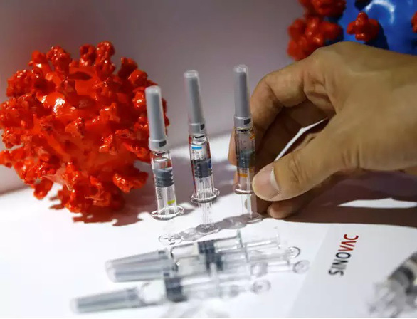 Trung Quốc bắt đầu đưa vào sử dụng vắc xin COVID-19 giá 60 USD - Ảnh 1.