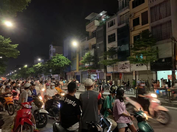 Police detained and arrested a father and beat his daughter, who broke her arm at Bac Ninh on Hanoi Street - Photo 1.