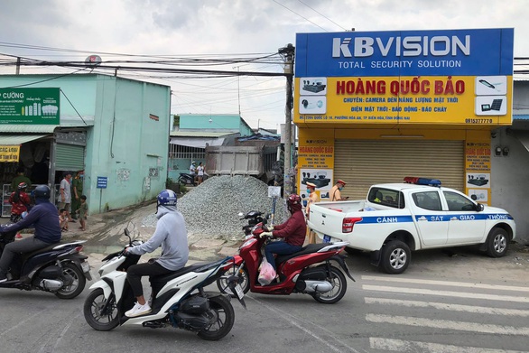 Tài xế xe tải ben giả xe quân đội đổ đá xuống đường bỏ trốn - Ảnh 2. Tài xế xe tải ben giả xe quân đội đổ đá xuống đường bỏ trốn - Ảnh 2.