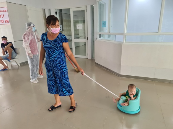 Những công dân 1 tuổi trong khu cách ly - Ảnh 3. Những công dân 1 tuổi trong khu cách ly - Ảnh 3.