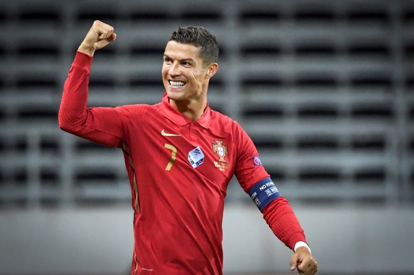 Ronaldo ghi bàn thứ 100, Bồ Đào Nha thắng dễ Thụy Điển - Ảnh 2.