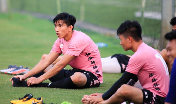 Văn Hậu gặp chấn thương, nghỉ thi đấu 6 tuần - Ảnh 1. Văn Hậu gặp chấn thương, nghỉ thi đấu 6 tuần - Ảnh 1.