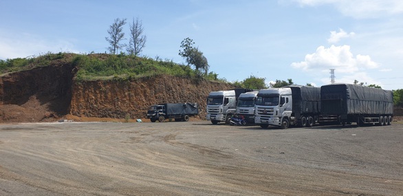 Một người ‘dỡ’ nguyên cái đồi 3.000m2 để xây nhà, trụ bơm dầu, bãi đậu xe... - Ảnh 3. Một người ‘dỡ’ nguyên cái đồi 3.000m2 để xây nhà, trụ bơm dầu, bãi đậu xe... - Ảnh 3.