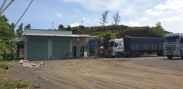 Một người ‘dỡ’ nguyên cái đồi 3.000m2 để xây nhà, trụ bơm dầu, bãi đậu xe... - Ảnh 1. Một người ‘dỡ’ nguyên cái đồi 3.000m2 để xây nhà, trụ bơm dầu, bãi đậu xe... - Ảnh 1.
