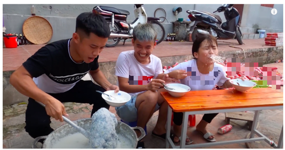 Hưng Vlog nấu nồi cháo khổng lồ với cả con gà nguyên lông đăng YouTube - Ảnh 2. Hưng Vlog nấu nồi cháo khổng lồ với cả con gà nguyên lông đăng YouTube - Ảnh 2.
