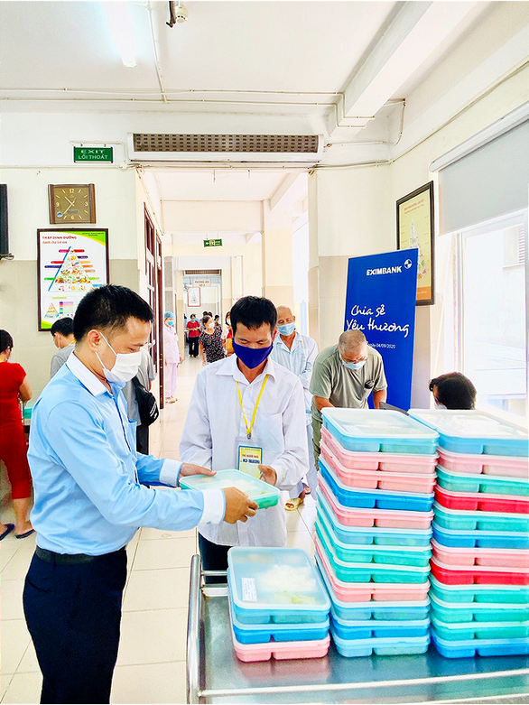 Eximbank trao tặng 250 suất cơm tại Viện huyết học Truyền máu Trung ương - Ảnh 1. Eximbank trao tặng 250 suất cơm tại Viện huyết học Truyền máu Trung ương - Ảnh 1.