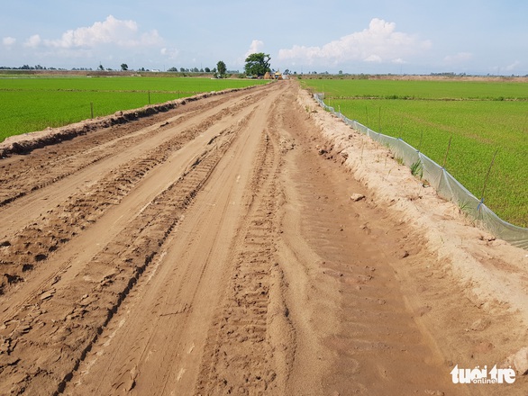 Cho chính quyền mượn đất mở đường giữa đồng lúa giúp dân vùng sạt lở đi lại - Ảnh 1. Cho chính quyền mượn đất mở đường giữa đồng lúa giúp dân vùng sạt lở đi lại - Ảnh 1.