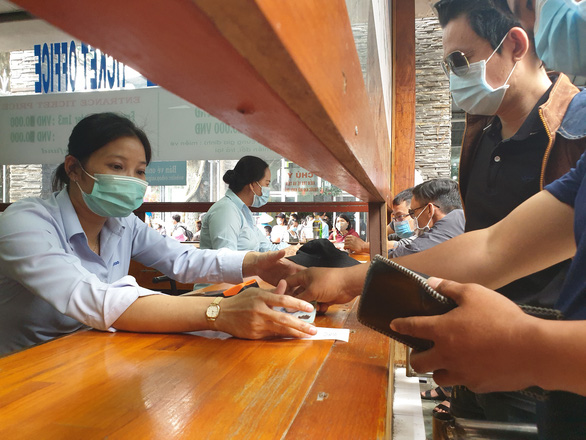 Siêu thị, khu vui chơi ở TP.HCM đông kín người ngày đầu năm - Ảnh 3. Siêu thị, khu vui chơi ở TP.HCM đông kín người ngày đầu năm - Ảnh 3.