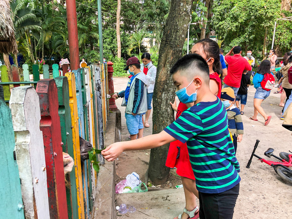 Ticket prices increased, people came back to support the Saigon Zoo and Botanical Gardens - Photo 7.