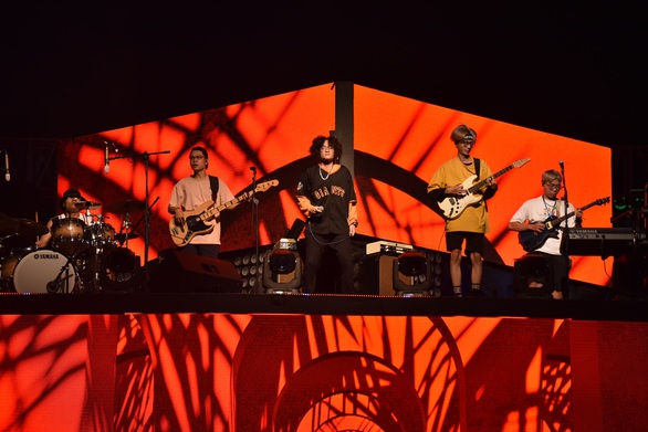 Bữa tiệc âm nhạc mừng năm mới của người dân Sài Gòn  - Ảnh 5.