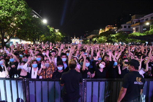 Bữa tiệc âm nhạc mừng năm mới của người dân Sài Gòn  - Ảnh 6.