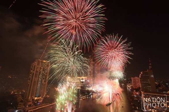 Bangkok bắn pháo hoa hoành tráng để vực dậy tinh thần người dân khi dịch lan nhanh - Ảnh 1. Bangkok bắn pháo hoa hoành tráng để vực dậy tinh thần người dân khi dịch lan nhanh - Ảnh 1.