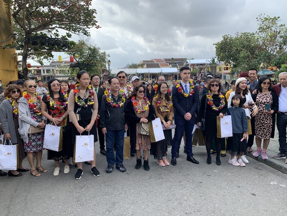 Lần đầu tiên phố cổ Hội An đón đoàn khách Việt vào xông đất - Ảnh 3. Lần đầu tiên phố cổ Hội An đón đoàn khách Việt vào xông đất - Ảnh 3.