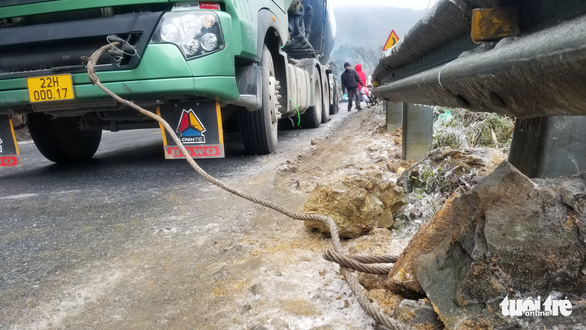 Ôtô, xe máy gặp nạn trên đèo Ô Quy Hồ do mặt đường đóng băng - Ảnh 5.