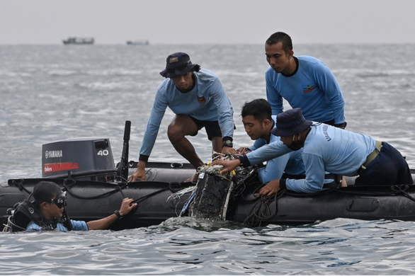 Vụ máy bay rơi tại Indonesia: Bắt đầu trục vớt 2 hộp đen - Ảnh 1.