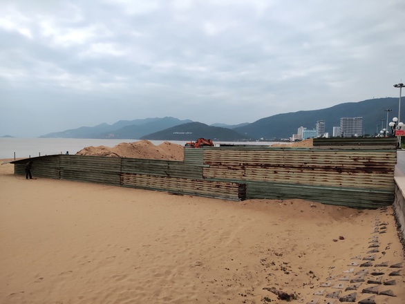 Chưa có giấy phép, doanh nghiệp xây trụ móng băm nát bãi biển Quy Nhơn - Ảnh 3. Chưa có giấy phép, doanh nghiệp xây trụ móng băm nát bãi biển Quy Nhơn - Ảnh 3.
