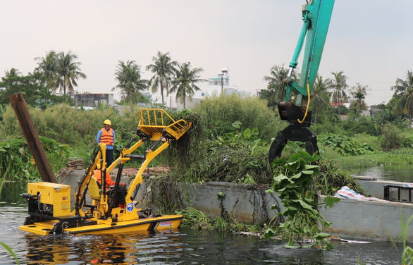 TP.HCM dự kiến chi gần 13 tỉ vớt rác trên sông Vàm Thuật - Ảnh 1.