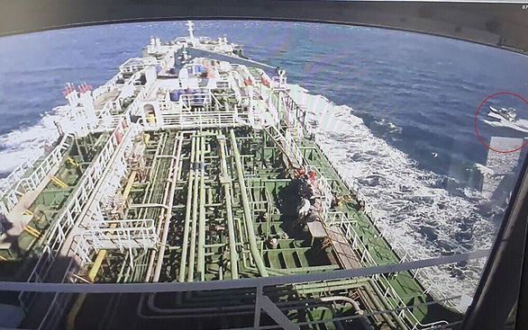 Sức khỏe thuyền viên Việt Nam trên tàu Hàn Quốc bị Iran bắt đang tốt - Ảnh 1.