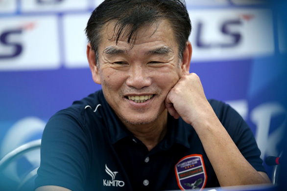 HLV Phan Thanh Hùng: Trọng tài cười nhiều hơn sẽ giúp trận đấu bớt căng thẳng - Ảnh 1. HLV Phan Thanh Hùng: Trọng tài cười nhiều hơn sẽ giúp trận đấu bớt căng thẳng - Ảnh 1.