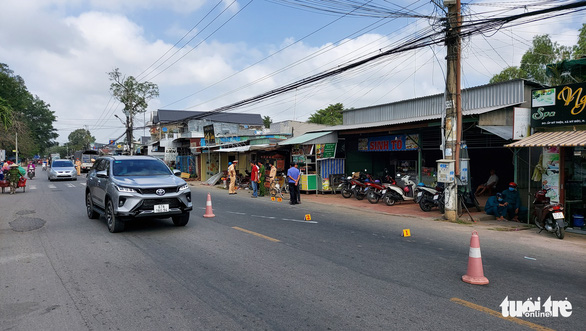 Tài xế ngủ gật lao xe tải vào lề đường trước cổng trường, 5 học sinh bị thương - Ảnh 2.