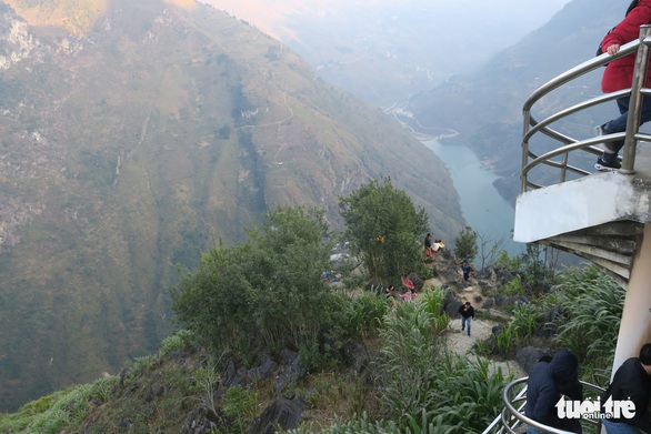 Cải tạo xong còn bề thế hơn, yêu cầu Mã Pì Lèng Panorama dỡ mái, hạ chiều cao - Ảnh 4. Cải tạo xong còn bề thế hơn, yêu cầu Mã Pì Lèng Panorama dỡ mái, hạ chiều cao - Ảnh 4.