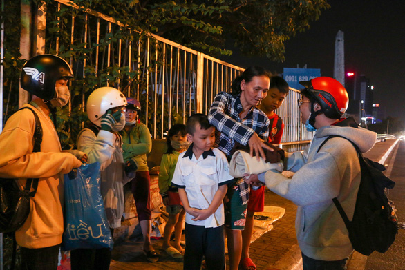 Những sinh viên đi trong đêm lạnh - Ảnh 1.