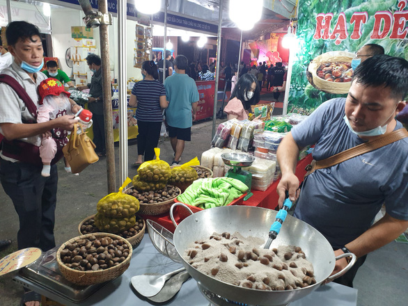 Dân Sài Gòn săn miến Hà Nội, chộ Bình Định, khô miền Tây... - Ảnh 3.