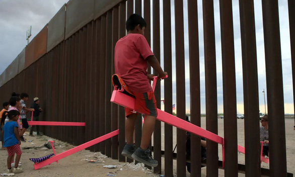 Teeter Totter Wall: افتخارات در مرز ایالات متحده و مکزیک - عکس 1.