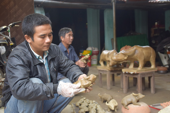 Về làng gốm hàng trăm tuổi xem nghệ nhân nhào nặn linh vật trâu tết - Ảnh 3.