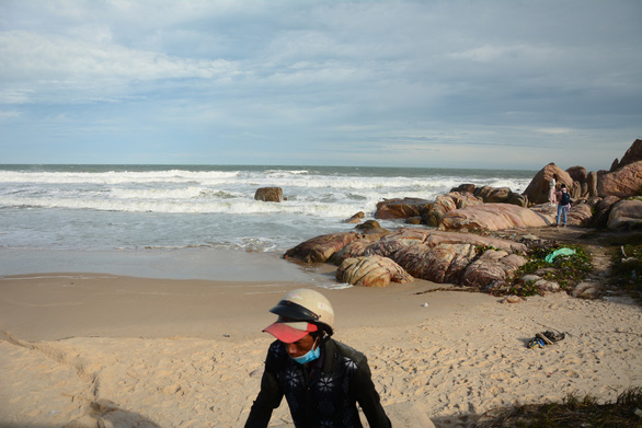 2 tourists were washed away by the waves on Ke Ga beach - Photo 2.