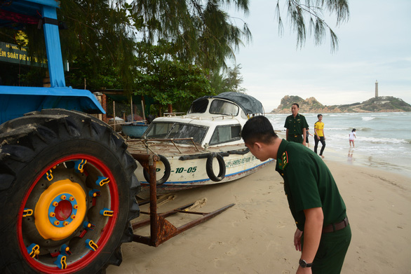 2 tourists were washed away by the waves on Ke Ga beach - Photo 3.