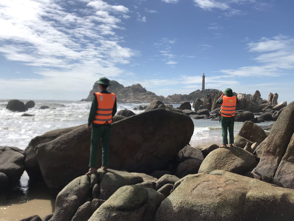 2 tourists were washed away by the waves on Ke Ga beach - Photo 1.