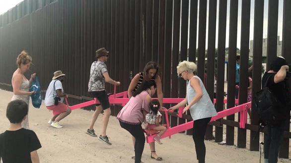 Teeter Totter Wall: افتخارات در مرز ایالات متحده و مکزیک - عکس 3.