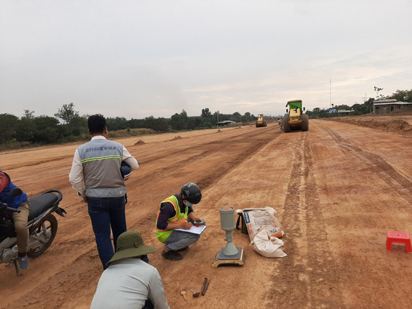 Tất bật trên công trình cao tốc Phan Thiết - Dầu Giây - Ảnh 7.