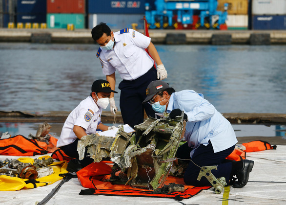 Indonesia ngừng tìm kiếm nạn nhân vụ tai nạn máy bay Sriwijaya Air - Ảnh 1.