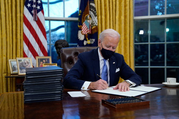 Sentado en la Oficina Oval, el presidente Biden firmó de inmediato 15 decretos: foto 1.