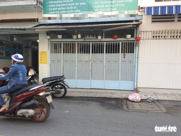 Hai tên cướp lao như tên bay giật điện thoại của hai cô gái đi trên đường - Ảnh 2.