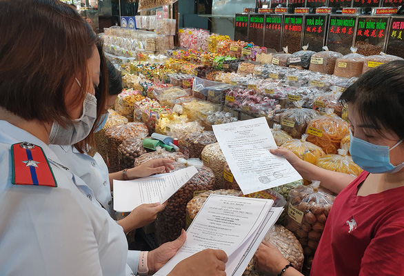 Bánh, mứt tết 3 không tràn ngập các chợ - Ảnh 1.